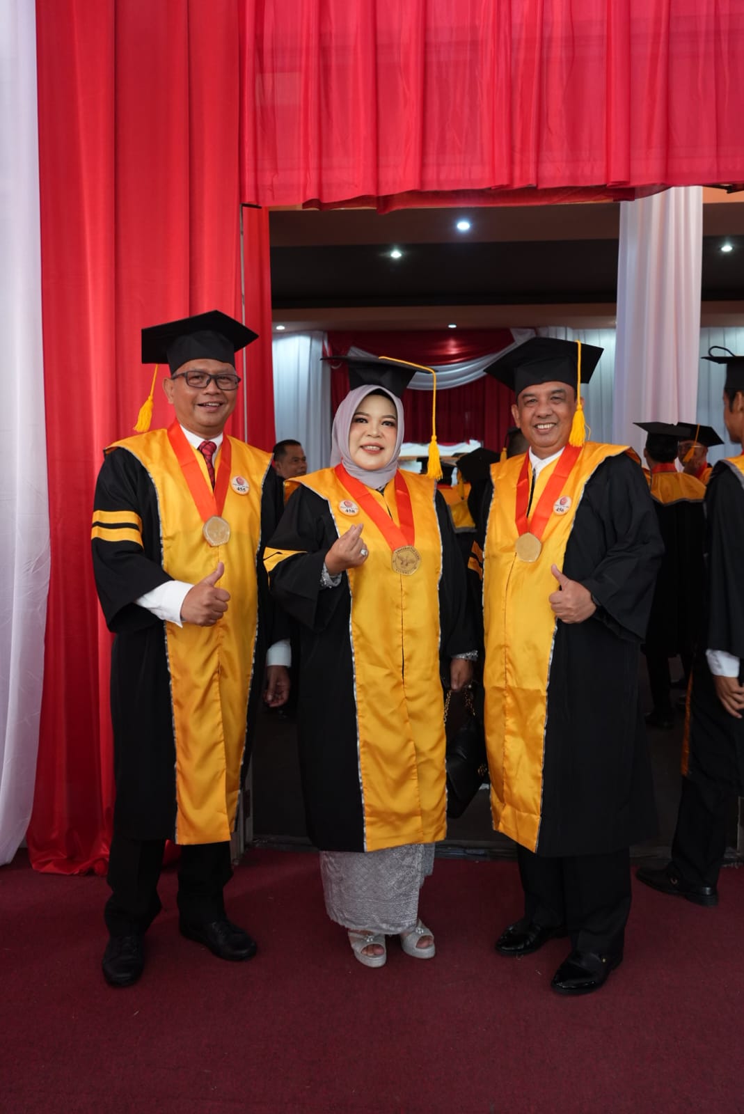 Tiga Direksi Bank Jambi Lakukan Prosesi Wisuda S2 di Unja, Plt. Dirut Bank Jambi Wisuda Bareng Anak