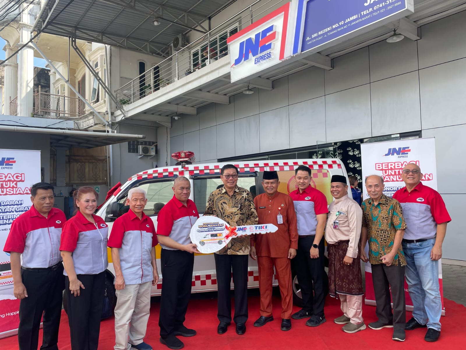 Berbagi untuk Kemanusiaan, JNE Serahkan 1 Unit Mobil Jenazah - Gelar Donor Darah