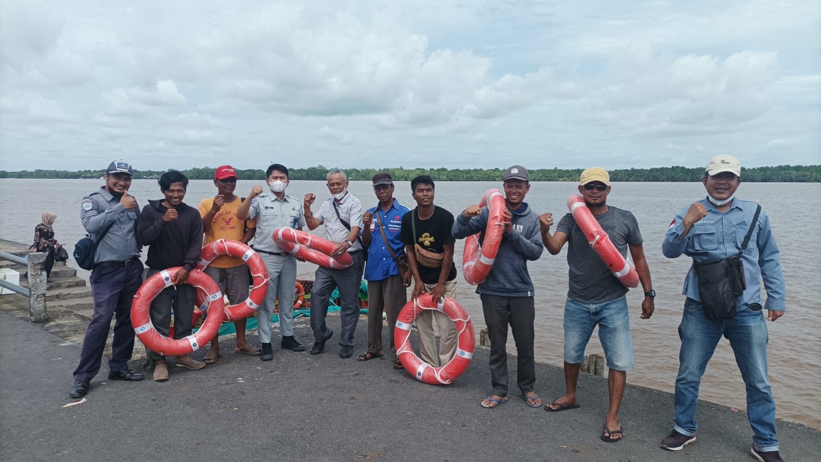 Penyerahan Life Bouy Kepada PT Seweregading Utama Sakti, Jasa Raharja Fasilitasi Keselamatan Penumpang