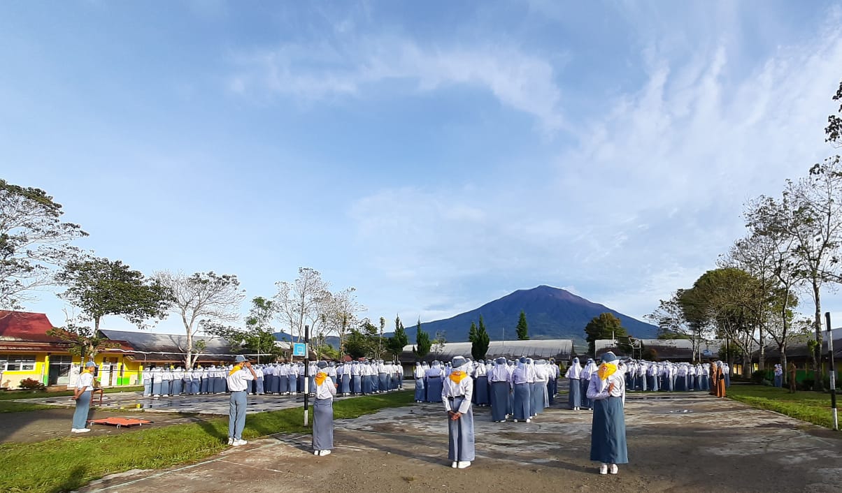 Tak Lagi Mengeluarkan Abu Kelabu, Aktivitas Sekolah di Sekitar Gunung Kerinci Normal Masih Upacara Bendera 