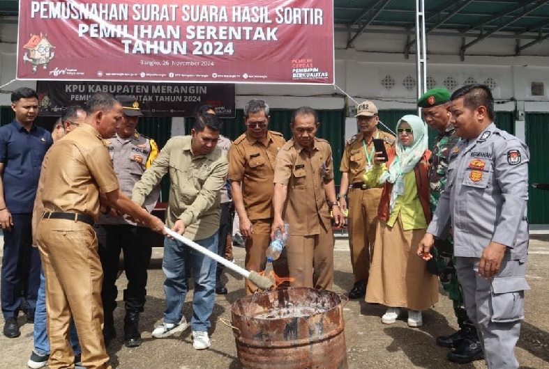 Pj Bupati Merangin Musnahkan Surat Suara Rusak