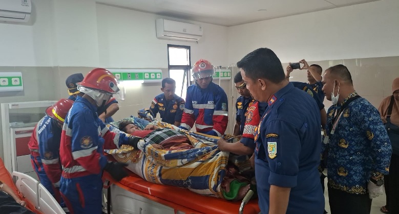 Wanita Obesitas Terjatuh di Kamar Mandi, Tim Damkartan Kota Jambi Lakukan Evakuasi Khusus