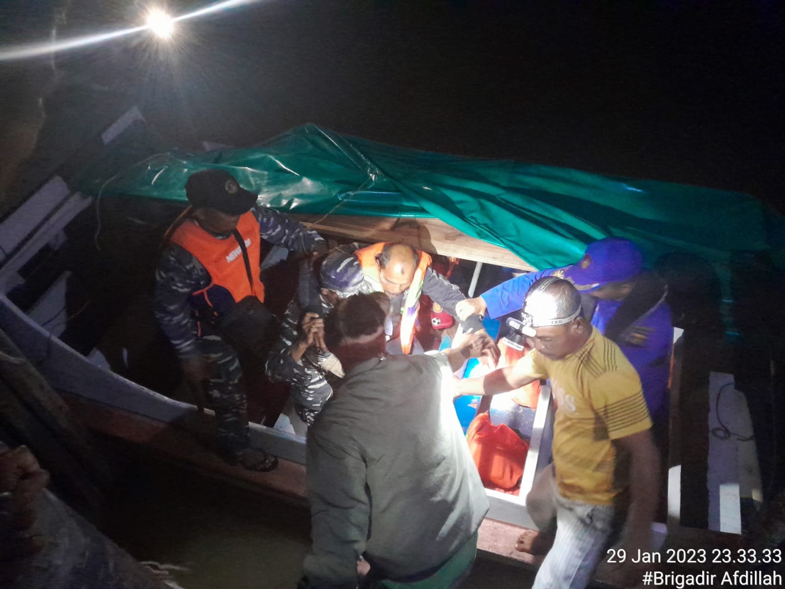 BREAKING NEWS: 2 Nelayan Ditemukan Terombang-ambing di Laut Kuala Jambi