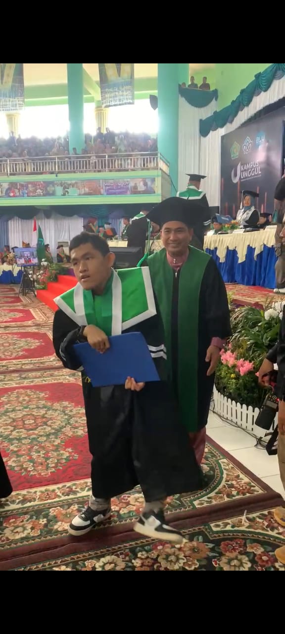 Bukti Keterbatasan Bukan Penghalang, Dimas Dwi Putra Raih Gelar Magister 