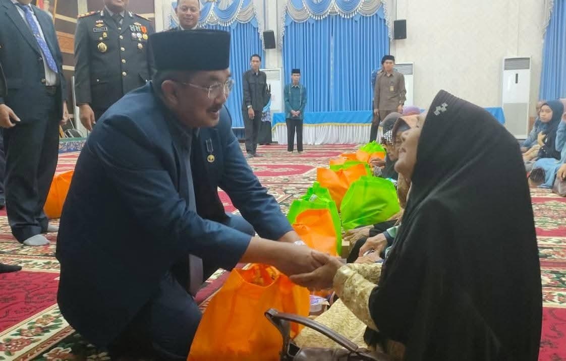 Bupati Tanjung Jabung Barat Serahkan Bantuan kepada Istri Veteran di Hari Pahlawan