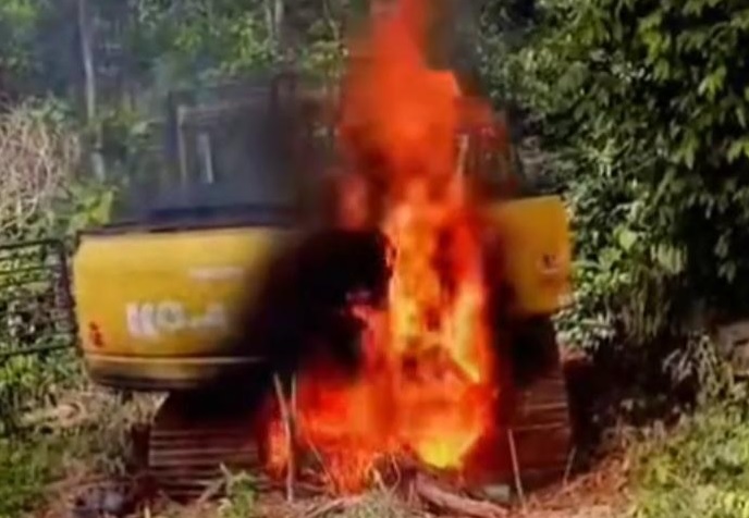 Kekesalan Memuncak, Warga Kecamatan Bathin II Pelayang Bakar Excavator PETI