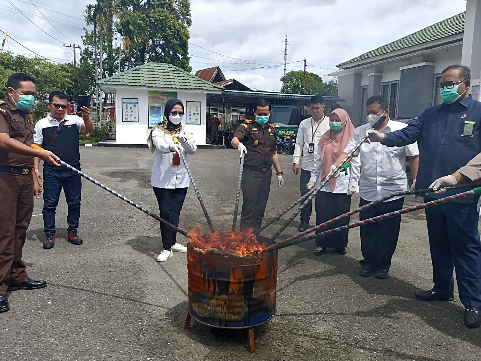 Barang Bukti 6 Kg Ganja dan Sabu Dimusnahkan