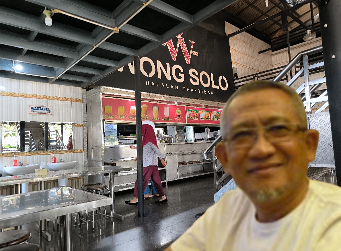 Rumah Makan Milik Bapak Poligami Indonesia. 