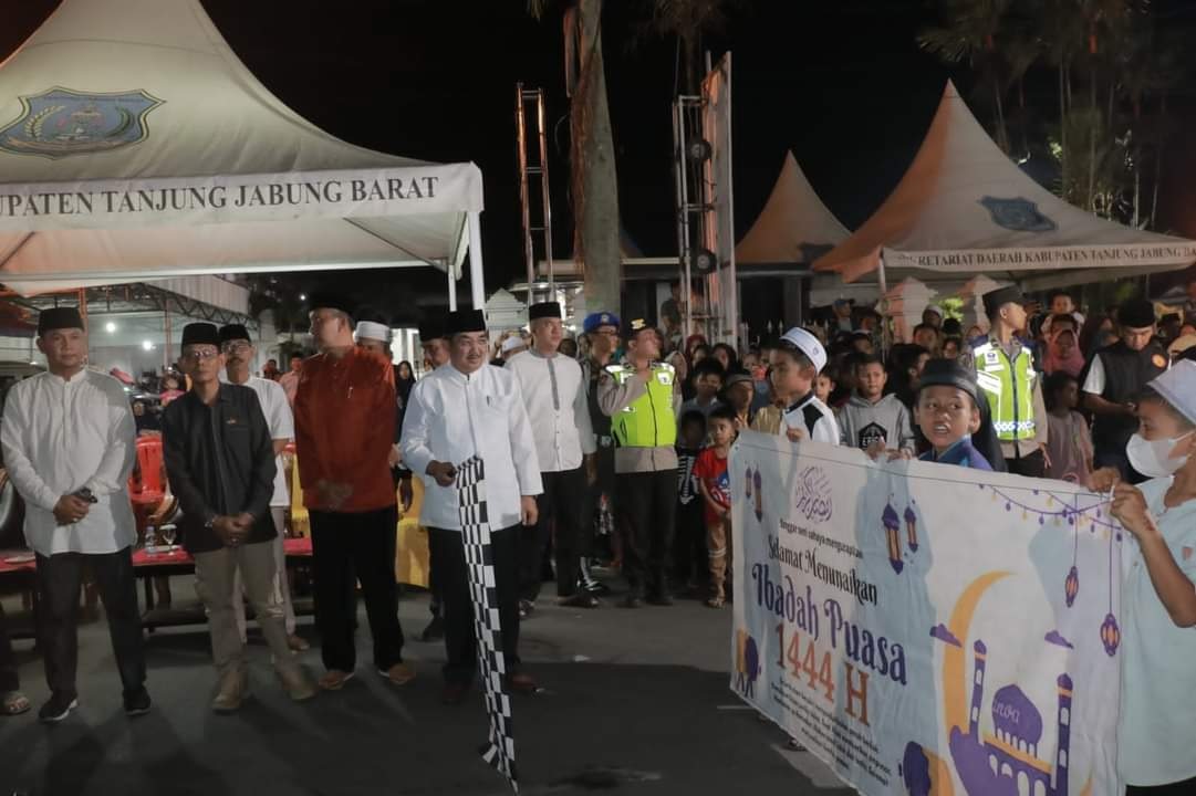 Bupati Tanjab Barat Drs. H. Anwar Sadat M. Ag membuka secara resmi event kegiatan Festival Arakan Sahur 