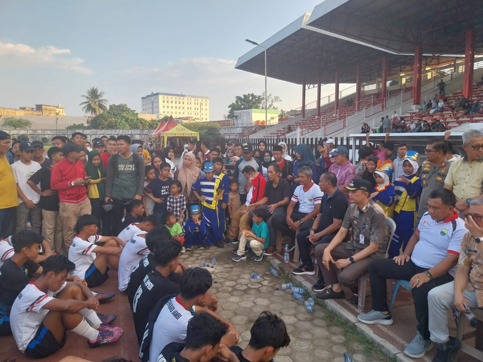 Pj Bupati Bachyuni Tenangkan dan Motivasi Pemain Muaro Jambi Usai Gagal ke Final Sepakbola Porprov Jambi