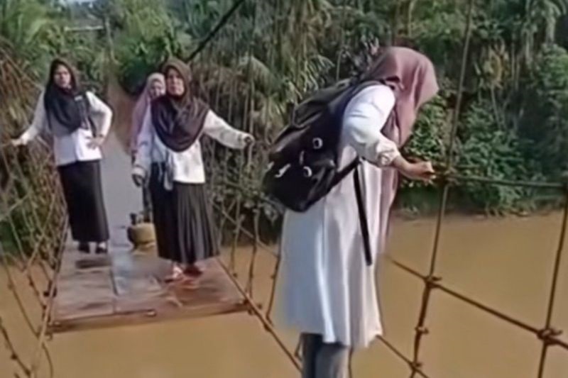 Nekat Lewati Tali Jembatan Gantung,Perjuangan Guru SD di Merangin Demi Mengajar