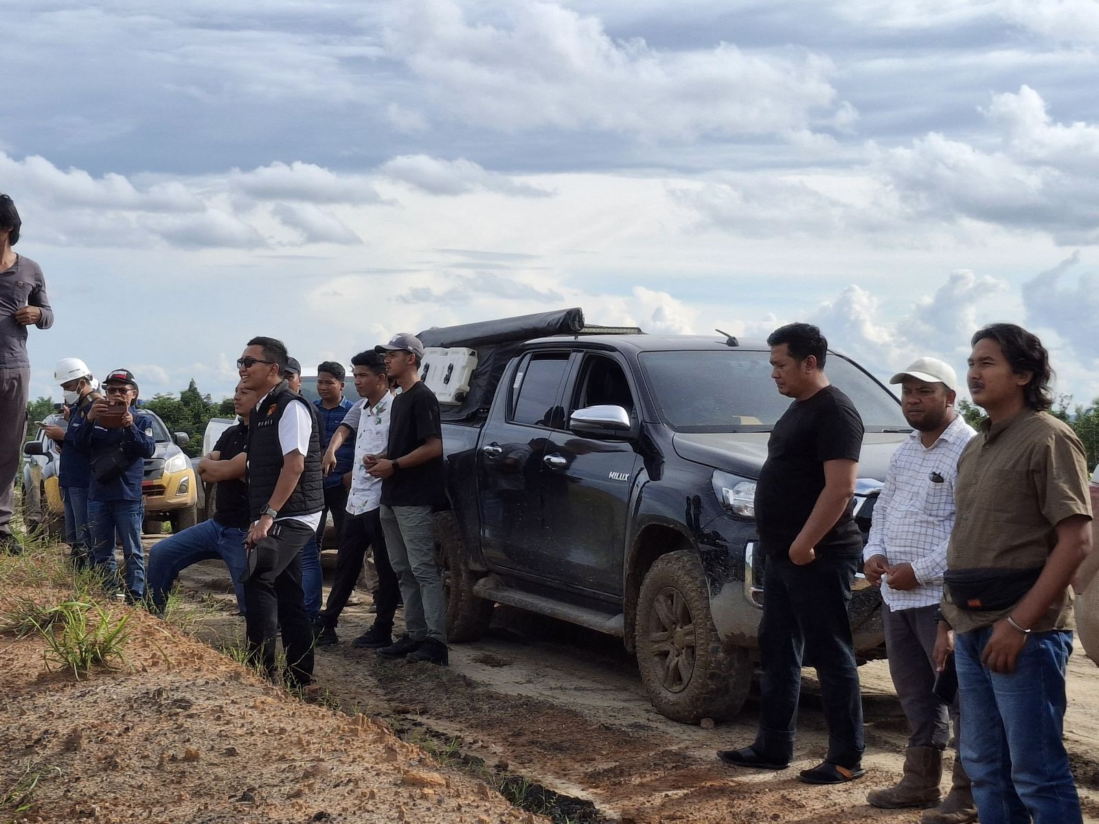 Ambil Sampel di Bekas Galian Tambang Batubara di Batin XXIV 