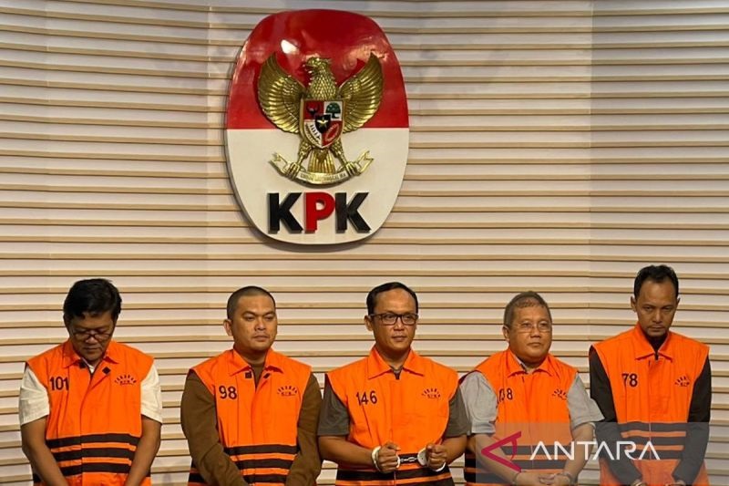 TENG! Bupati Lampung Tengah dan Sang Adik Ditetapkan Tersangla