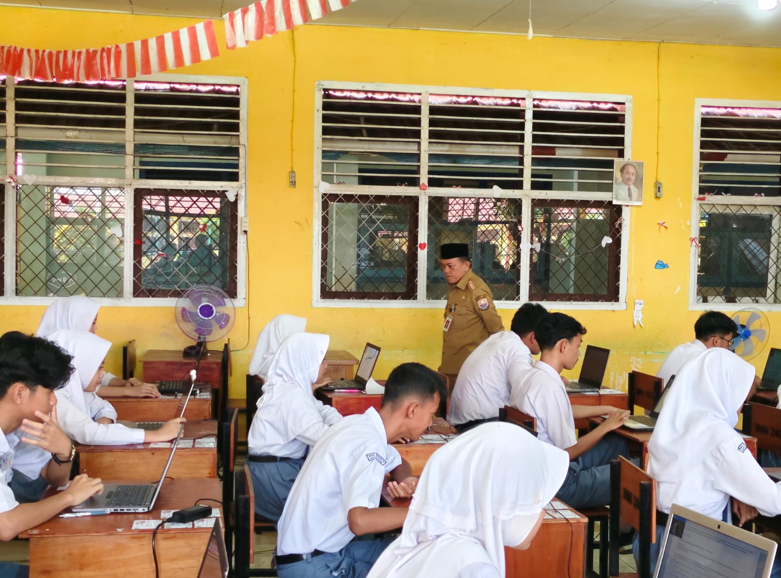 Tinjau Pelaksanaan TKA Perdana di SMAN 8 Kota Jambi, Al Haris : Untuk Ukur Kemampuan Siswa dan Kualitas Guru