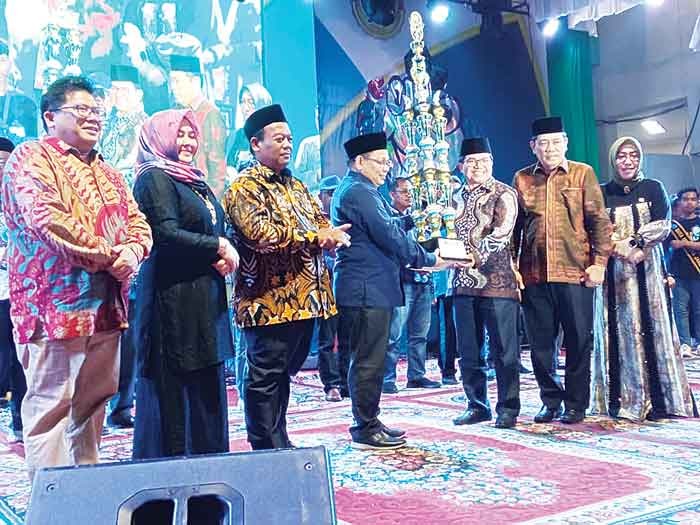 Bahagia, Rektor Terima Langsung Piala Juara Umum PKM III PTKIN se-Sumatra dan PTI se-Asia Tenggara