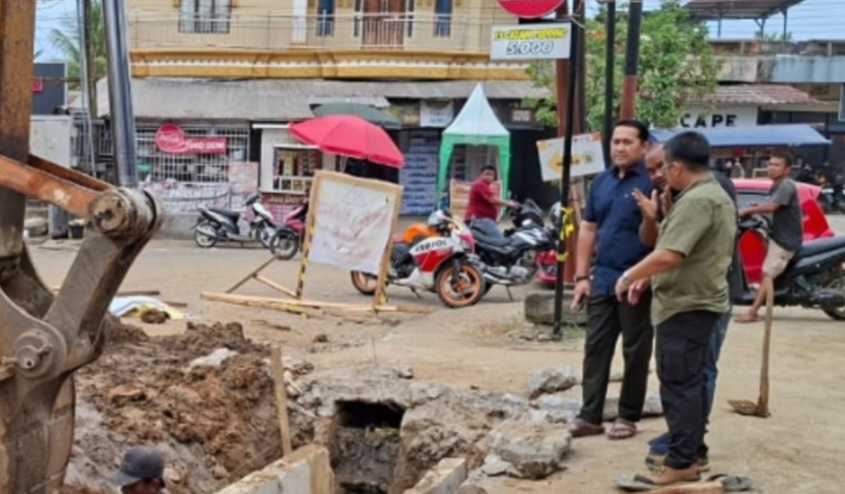 Sidak Jalan Orang Kayo Hitam, Bupati M. Syukur Geleng Kepala Temukan Drainase Jadi Septic Tank