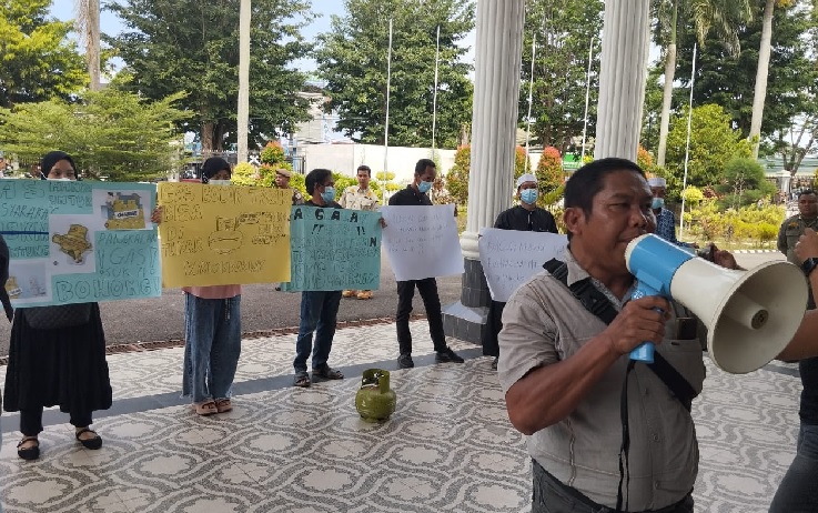 Kesulitan Gas Subsidi, Warga Tanjung Sari Geruduk Gedung DPRD Kota Jambi
