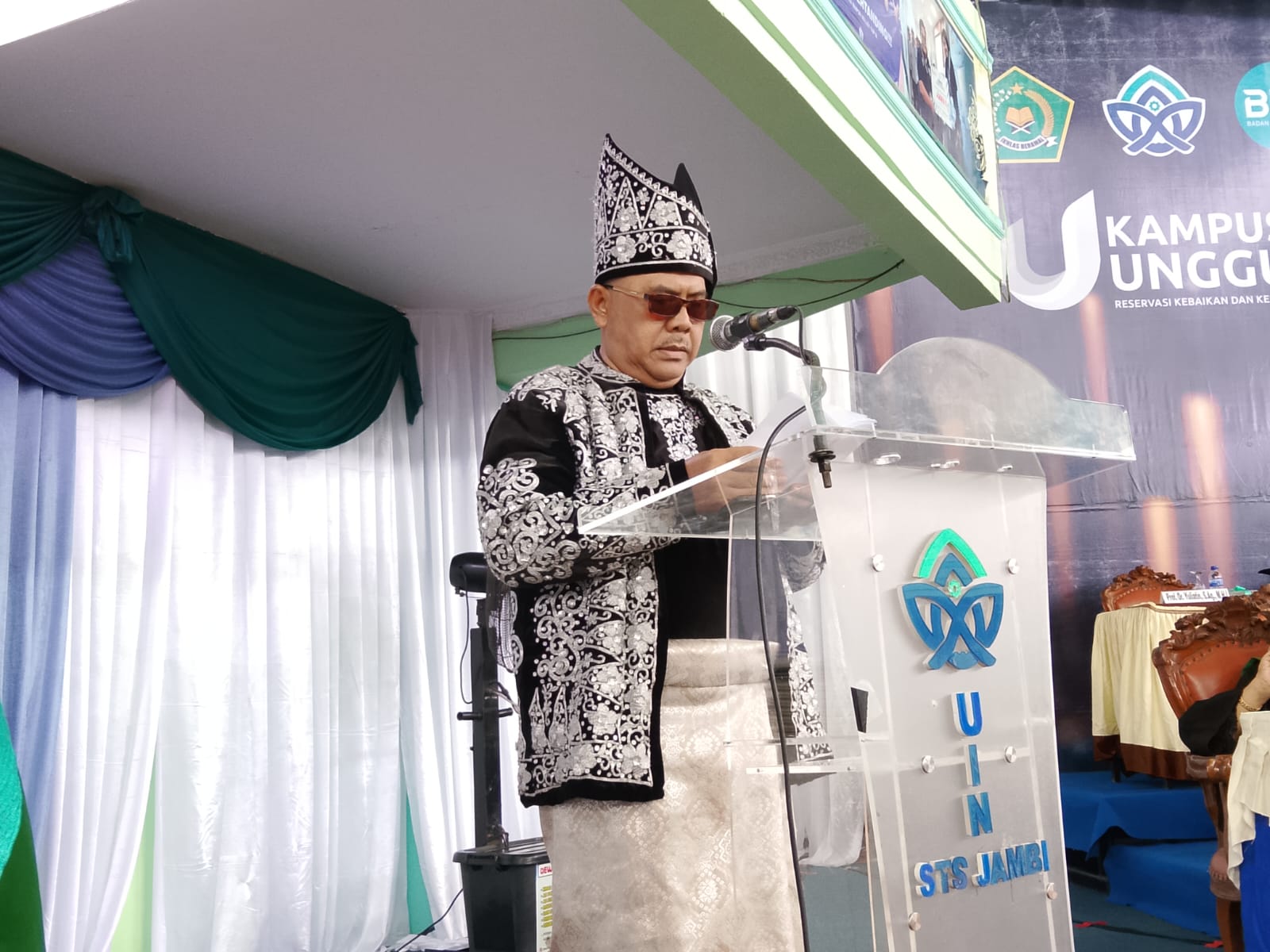 Prof. Dr. H. Lukman putra Sarolangun Resmi di Kukuhkan jadi Guru besar