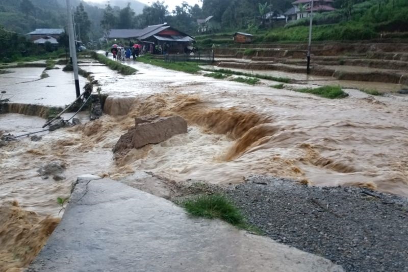 Dampak Bencana Banjir, Jalan Agam-Limapuluh Kota Terputus