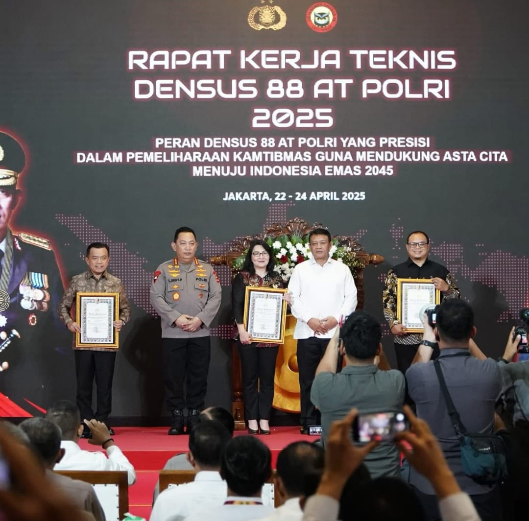 Berperan Aktif Dukung Tugas Satgaswil Densus 88, Al Haris Terima Penghargaan dari Kapolri 