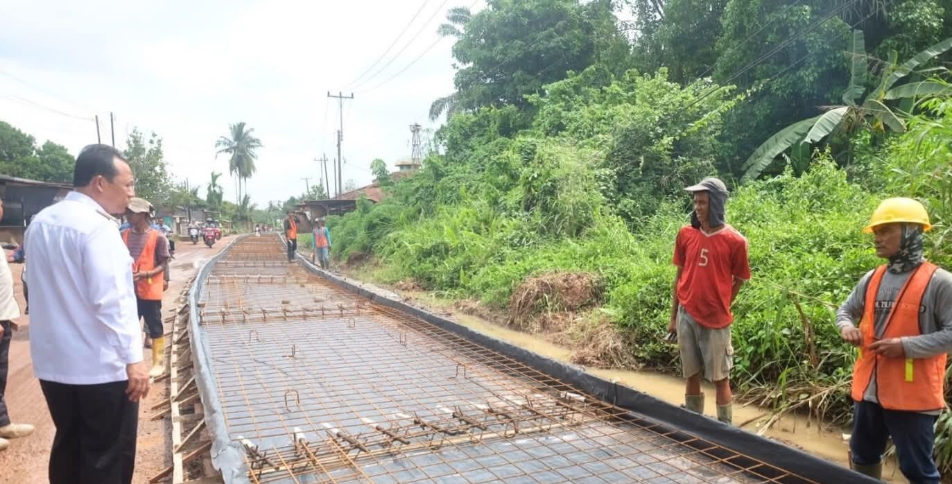 Bupati BBS Tinjau Pembangunan Jalan di Sungai Gelam