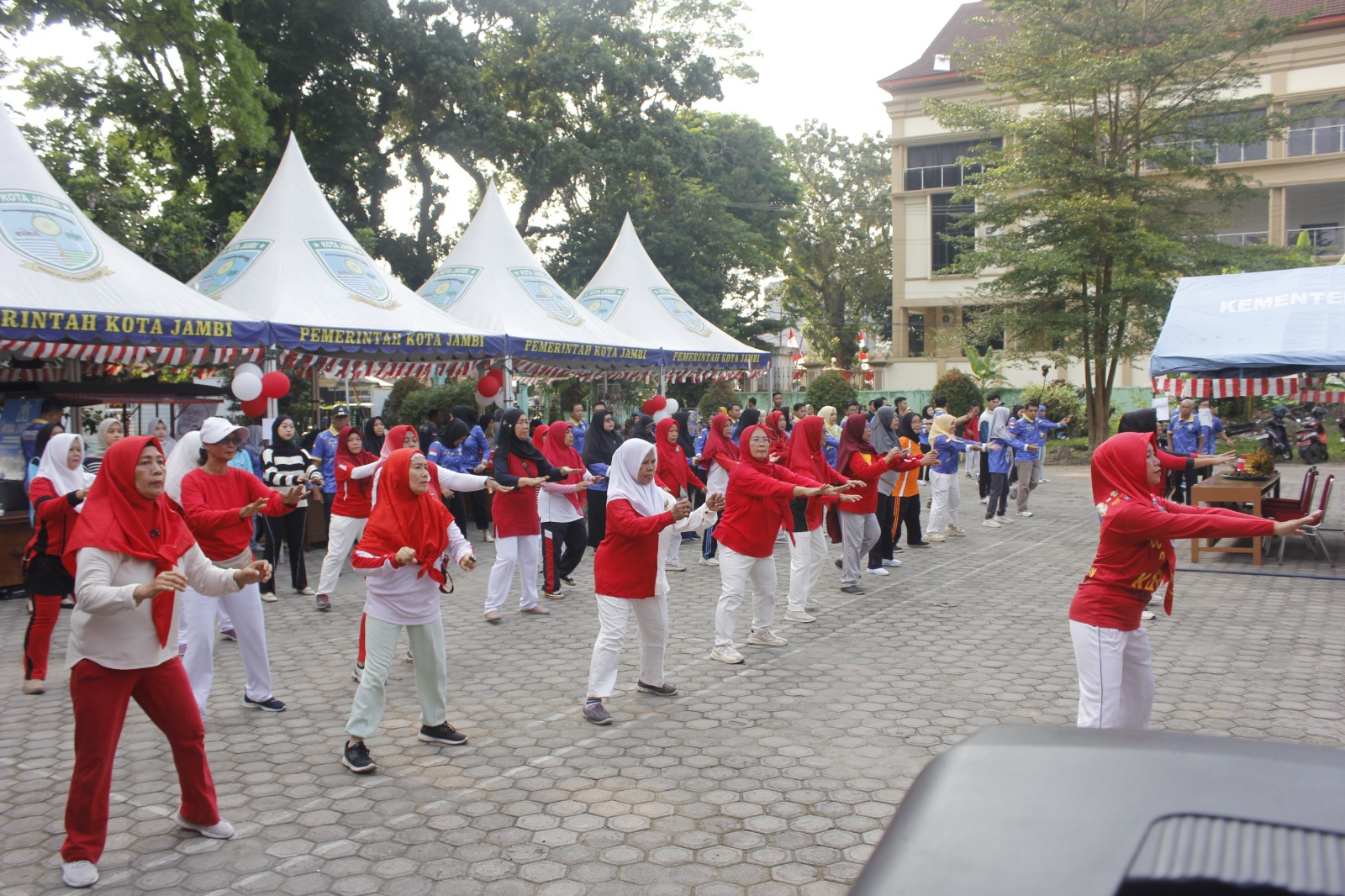 Lansia Kota Jambi Meriahkan HUT RI ke-80, Senam Bareng hingga Cek Kesehatan di Dinsos