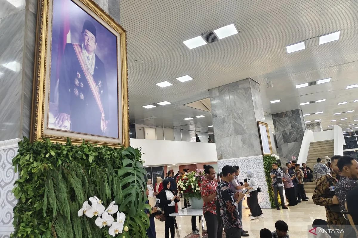 Gedung Parlemen Dihiasi Ornamen Bunga Jelang Pelantikan Presiden