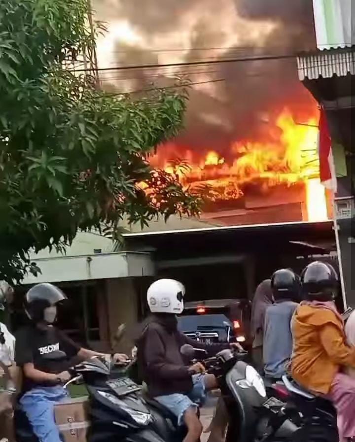 BREAKING NEWS: Satu Unit Rumah di Depan Meranti Swalayan Diterjang Sijago Merah