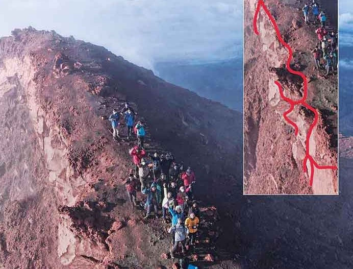  Puncak Gunung Kerinci Retak dan Nyaris Longsor