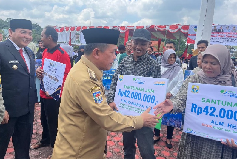 Gubernur Jambi Serahkan Santunan Kematian BPJS Ketenagakerjaan di Sarolangun