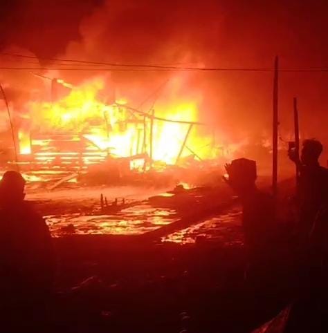 Belasan Rumah di Sungai Itik-Tanjabtim Hangus Terbakar, 1 Orang Meninggal Dunia