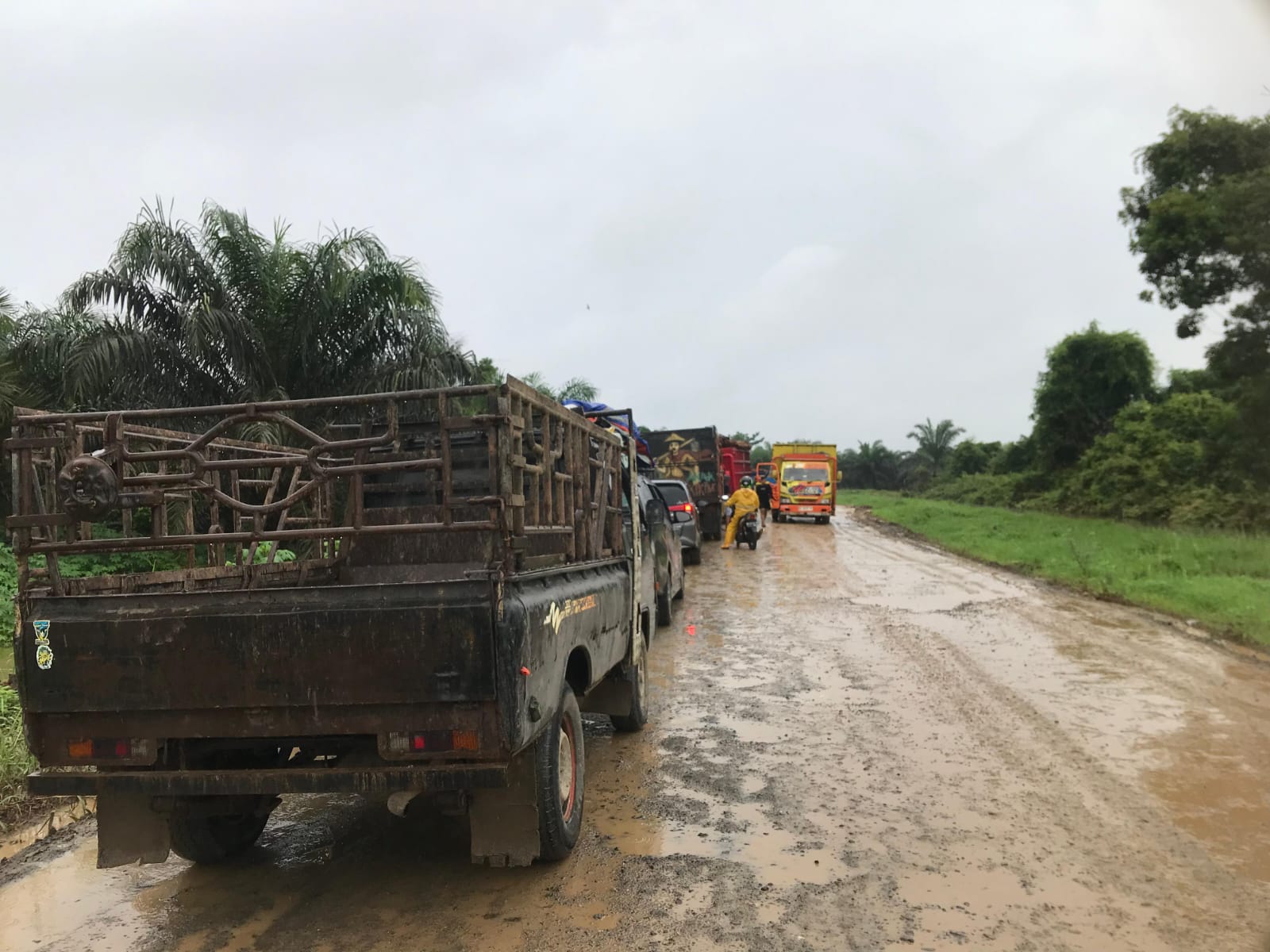 Jalan Menuju Jembatan Muara Sabak Rusak