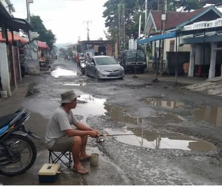 Protes Jalan Rusak Parah, Warga Lakukan Aksi Memancing 