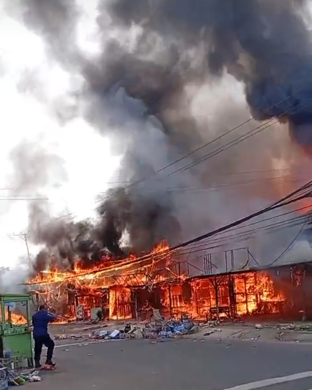 Breaking News , Tiga Bangunan di Beringin Hangus Terbakar.