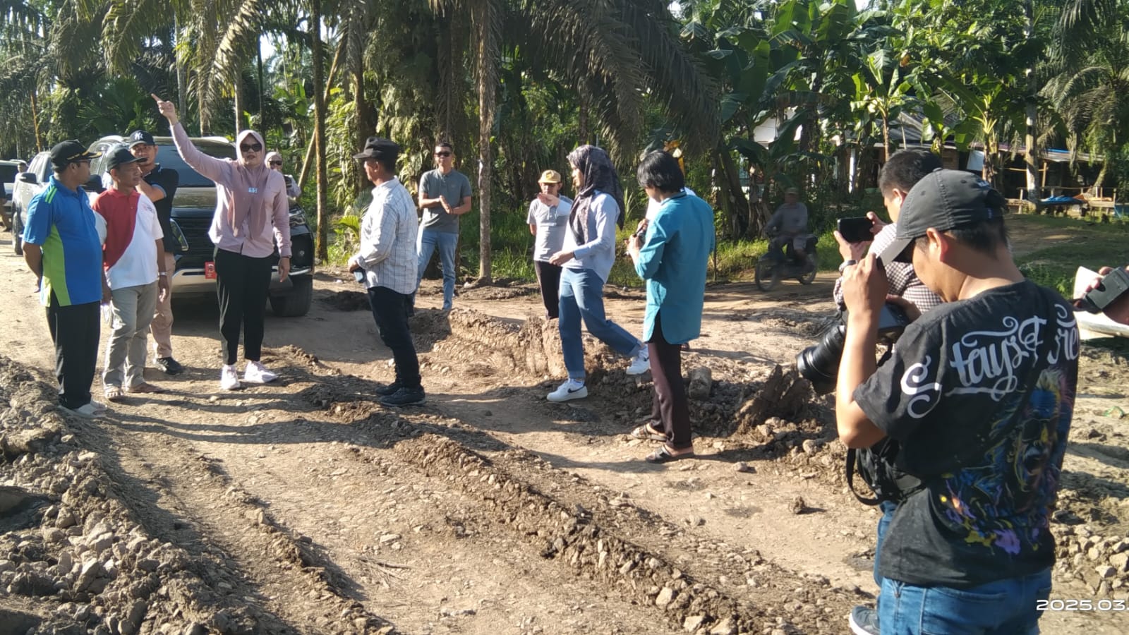 Bupati Tanjabtim Tinjau Jalan Rusak di Lambur II, Dillah : H-7 Kerusakan Jalan Sudah Diperbaiki