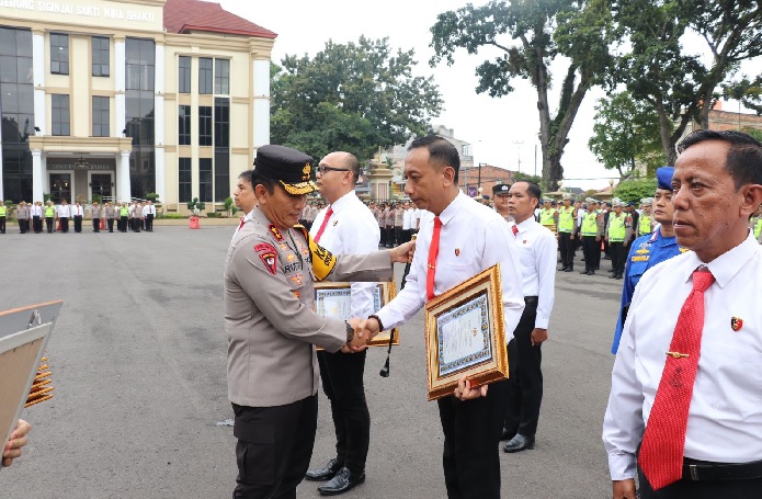 Ungkap Kasus Narkoba Jaringan Internasional, Kapolda Beri Penghargaan kepada Puluhan Personil  