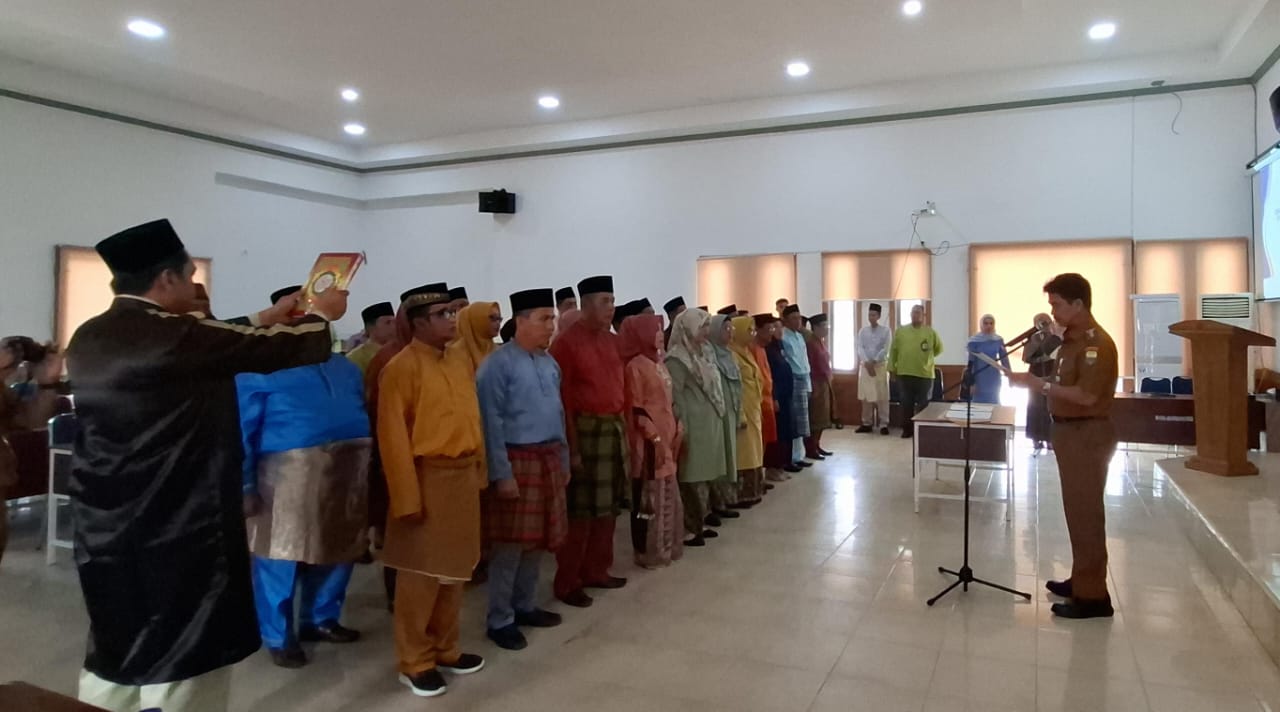 Pj Bupati Raden Najmi Lantik Puluhan Kepsek