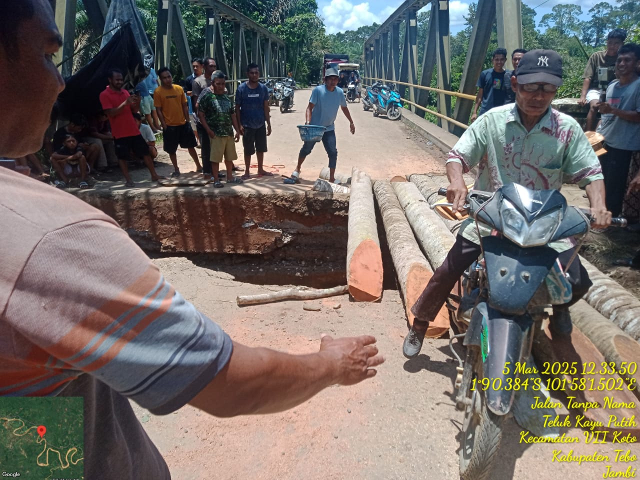 Dinas PUPR Provinsi Jambi Langsung Kirim Peralatan Lengkap Tangani Jalan Amblas Padang Lamo