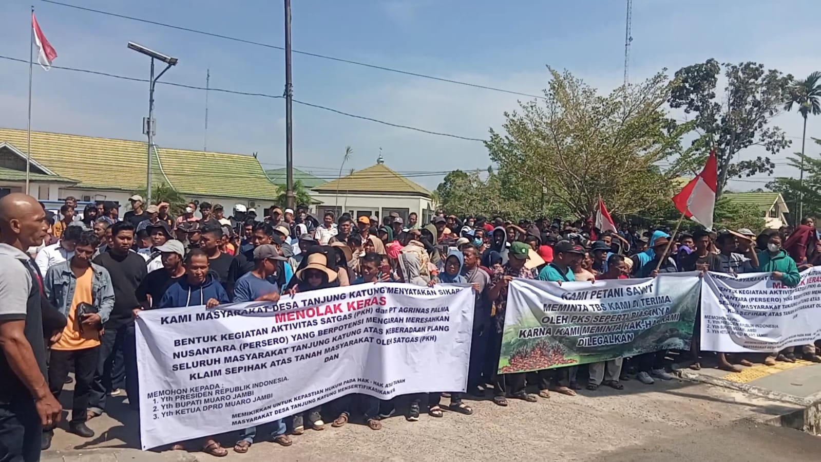 Ribuan Petani Demo di Kejaksaan dan Kantor DPRD