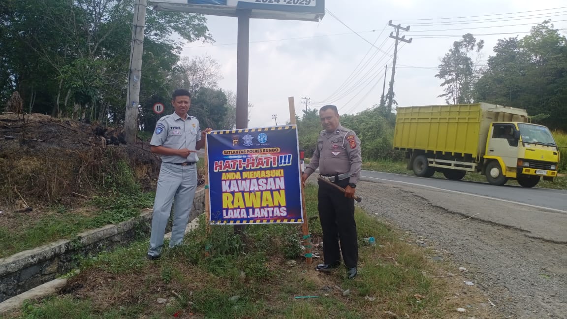 Pemasangan Spanduk Peringatan Rawan Kecelakaan di Wilayah Muara Bungo