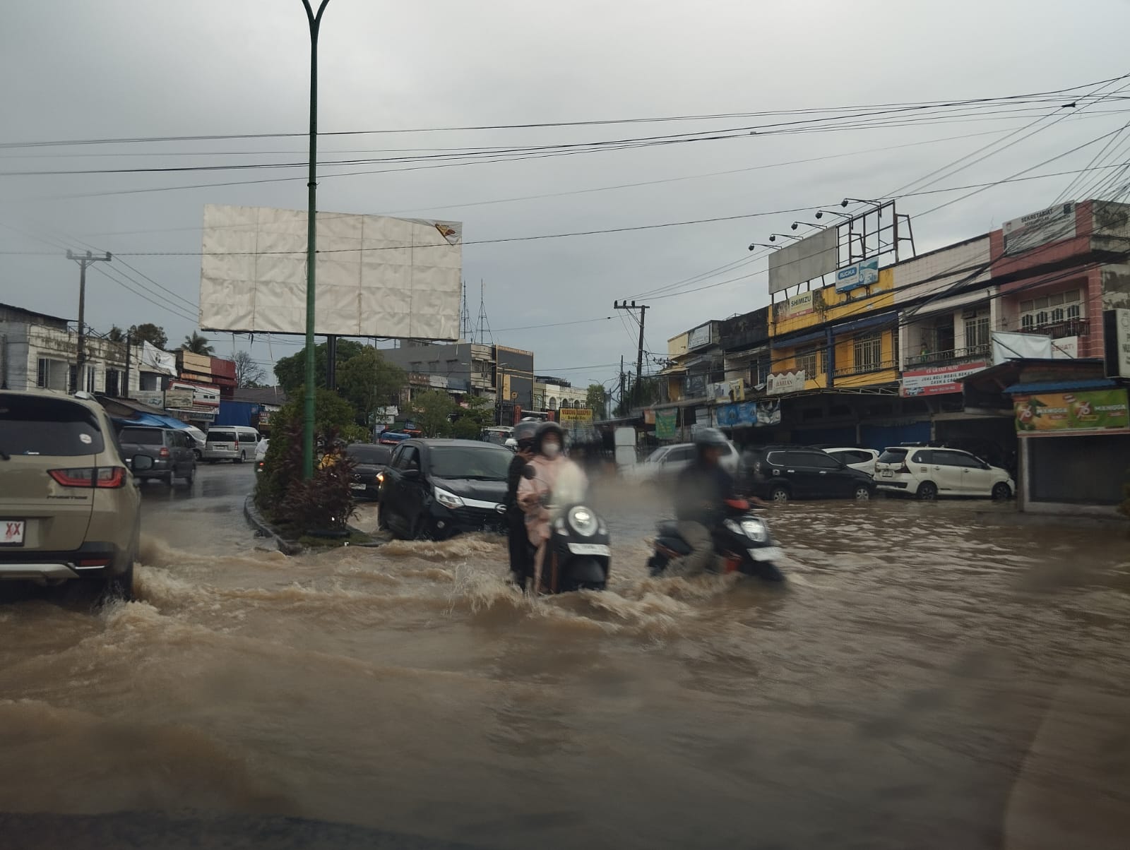 Kota Jambi Diguyur Hujan Deras, Jalanan Banjir Hingga Macet Parah