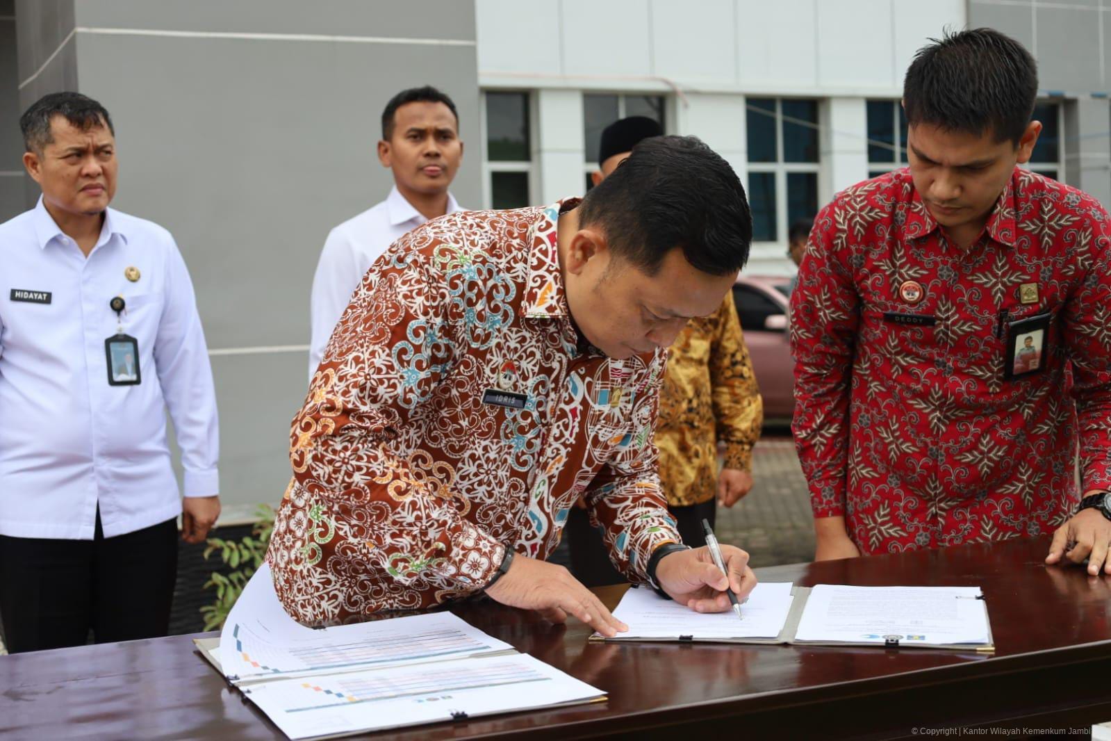 Antisipasi Libur Idul Fitri, Kanwil Kemenkum Jambi Laksanakan Apel dan Tandatangani Kesepakatan Bersama