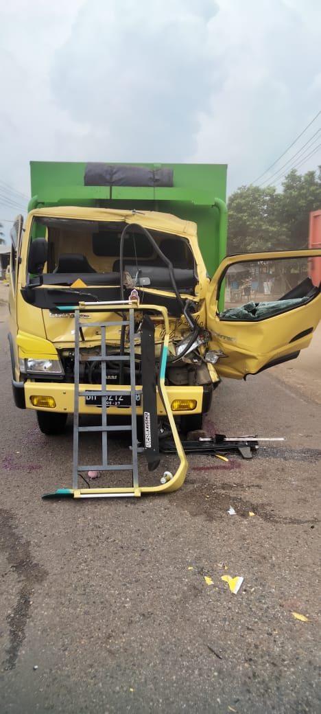 Laka Lantas di Batanghari: Hendak Parkir, Truk Canter Diseruduk Dari Belakang