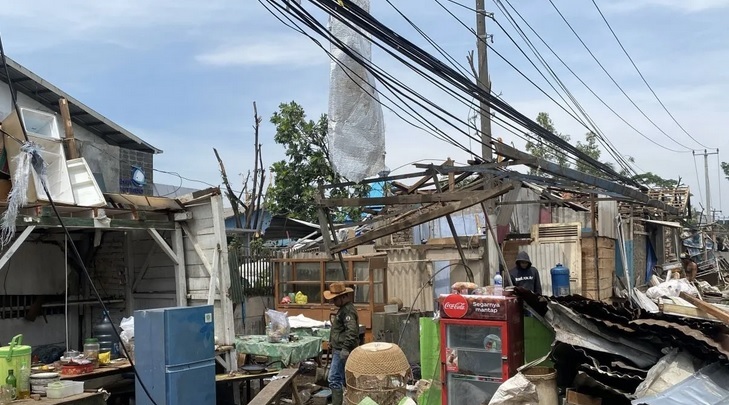 Puting Beliung dan Hujan Es Hantam Kuala Tungkal, Listrik Padam, Rumah Banyak yang Rusak
