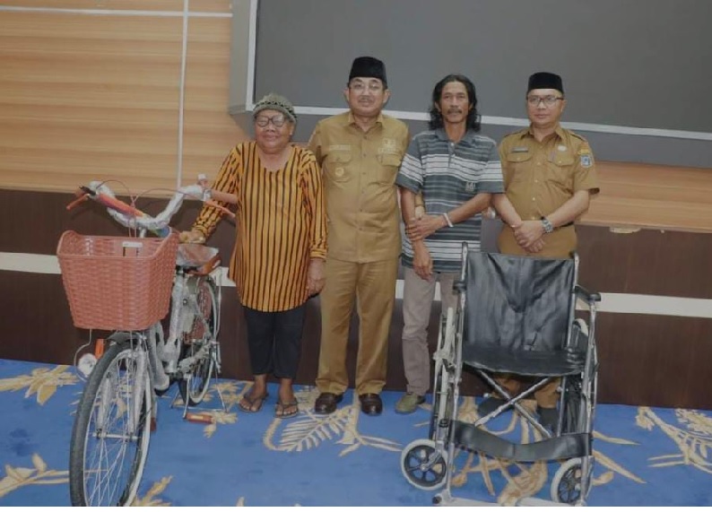 Bupati Tanjabbar Berikan Sepeda Baru dan Kursi Roda untuk Pedagang Kecil dan Penyandang Disabilitas