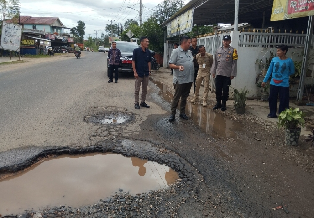 Jalan Berlobang di Tengah Kota Picu Kecelakaan, Kemas Faried Harap Pemrov Lakukan Perbaikan 