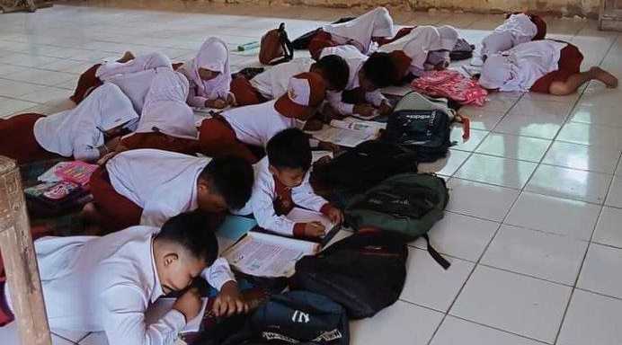 Miris! Tak Miliki Kursi, Siswa SDN 047 Tebo Belajar di Lantai 