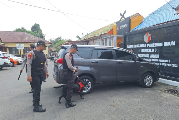 Sterilisasi Kantor KPU Dan Bawaslu Provinsi Jambi, Polda Jambi Turunkan Tim K-9