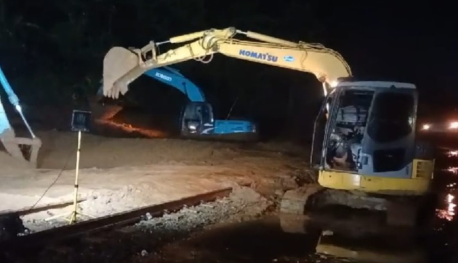 Longsor pada Jalur Kereta di Banyumas,Tim Gabungan Berjibaku Bersihkan