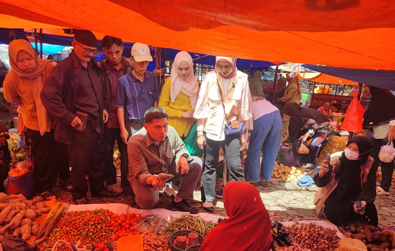 Blusukan di Pasar Tradisional, Dr Deri Serap Aspirasi Pedagang  